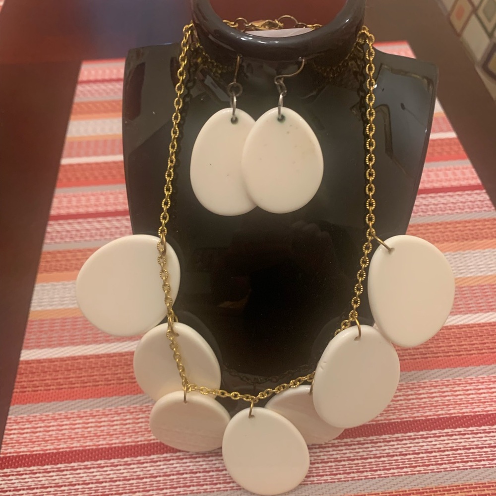 NWOT Women’s Necklace & Earring Set. Color Cream/Off White.